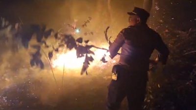 Polisi Pamekasan Berhasil Padamkan Kebakaran Lahan Kosong Di Pamekasan