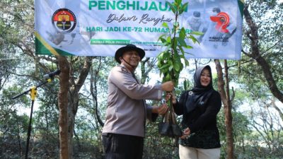 HUT Humas Polri Ke-72, Bidhumas Polda Jatim Tanam Ribuan Bibit Mangrove