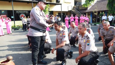 Kapolres Pelabuhan Tanjung Perak Pimpin Upacara Kenaikan Pangkat 39 Personil