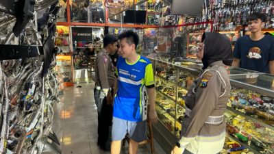 Anggota Satlantas Polrestabes Beri Binaan Terhadap Anak Pelajar Untuk Tidak Menggunakan Kenalpot Brong