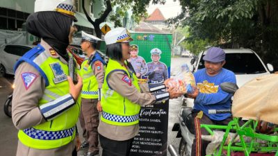 Satlantas Polrestabes Surabaya Sosialisasikan Ops Keselamatan Semeru Disertai Berbagi