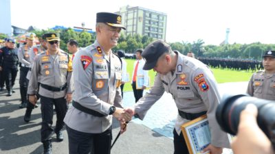 Pimpin upacara Hari Kesadaran Nasional Kapolda Jatim Beri Penghargaan 35 Anggota Berprestasi