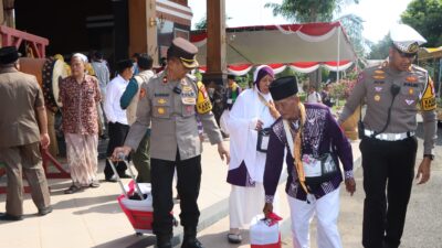 Layani Sepenuh Hati, Polisi Bantu Pemberangkatan Calon Jamaah Haji di Tuban