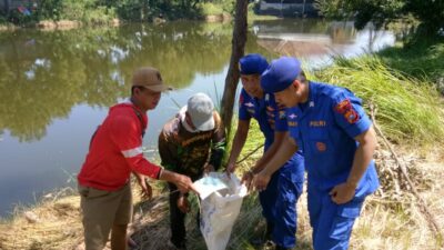 Peduli Lingkungan Polresta Sidoarjo Bersama Warga Bersihkan Sampah di Pesisir Pantai