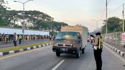 Satlantas Polres Tanjung Perak Tingkatkan Keselamatan Melalui Pengaturan Lalu Lintas Pagi dan Sore Hari