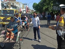 Kapolsek Simokerto dan Anggota Bagikan 200 Nasi Kotak Dalam Sekejap