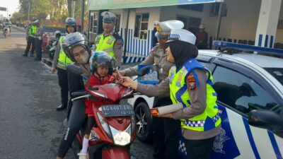 Operasi Patuh Semeru 2024, Polres Kediri Kota Beri Coklat Bagi Pengendara Tertib