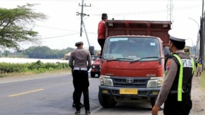 Satlantas Polres Gersek Ambil Tindakan Tegas Terhadap Truk Muatan yang Tidak Mematuhi Ketentuan