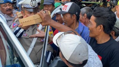 Bagikan 200 Kotak Nasi, Mobil Patroli Polsek Simokerto Digruduk Masyarakat