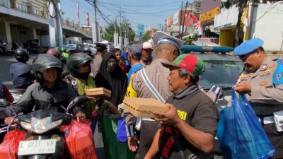 Sambil Patroli Kejahatan, Polsek Simokerto Beserta Anggota Bagikan 300 Kotak Makanan Dijalan