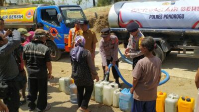 Polres Ponorogo Droping Air Bersih untuk Warga Desa Duri