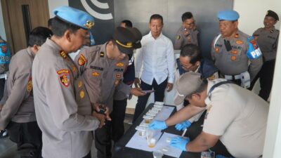 Cegah Penyalahgunaan Narkoba, Polrestabes Surabaya Gelar Tes Urine untuk Anggota Kepolisian