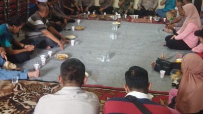 Polrestabes Surabaya Gelar Jum’at Curhat, Bagikan Bansos dan Sarana Kontak Jelang Pilkada 2024