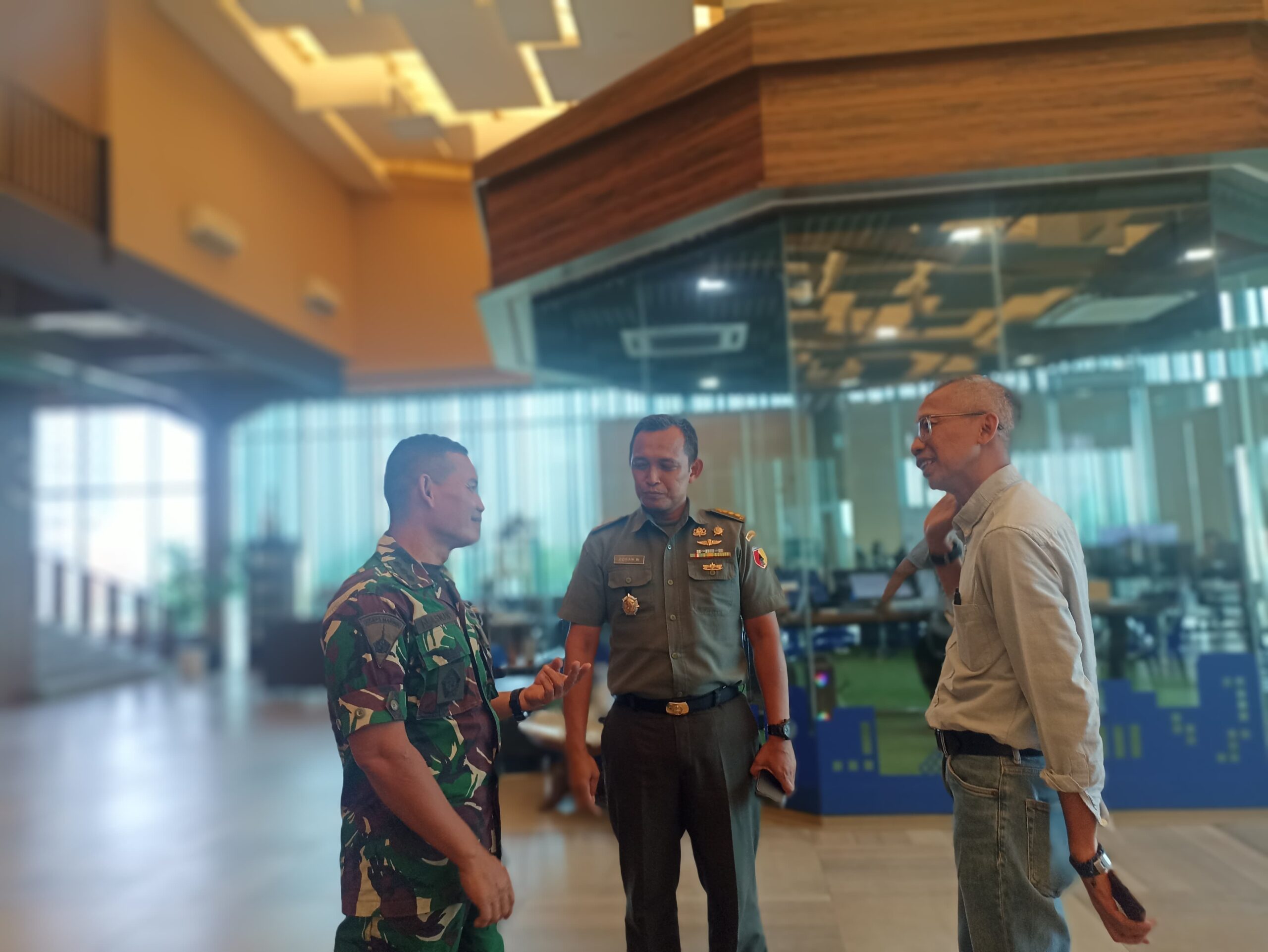 Foto : Perkuat Sinergitas, Kadispen Kodiklatal Laksanakan Kunjungan ke Radio Suara Surabaya