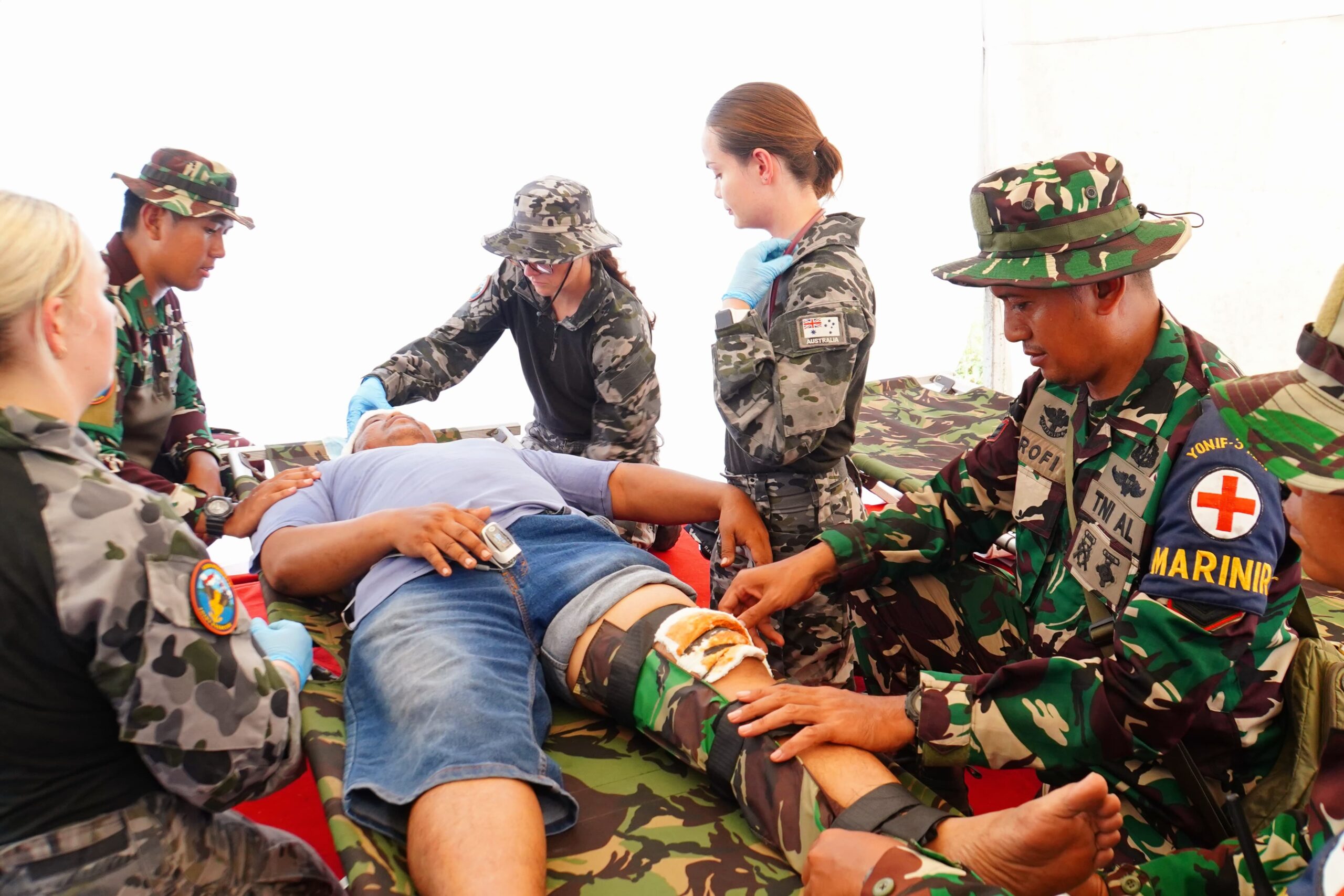 Foto : Humanis, Prajurit TNI Dan ADF Latihan Operasi Evakuasi Warga Sipil