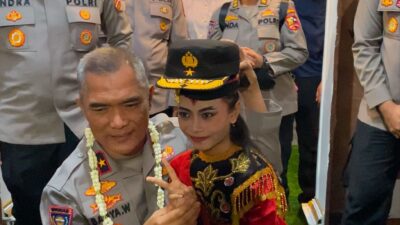 Foto : Brigjen Pol. Badya Wijaya Mengapresiasi 3 Pilar Simokerto Saat Kunjungi Kampung Inovatif Tambak Segaran Surabaya