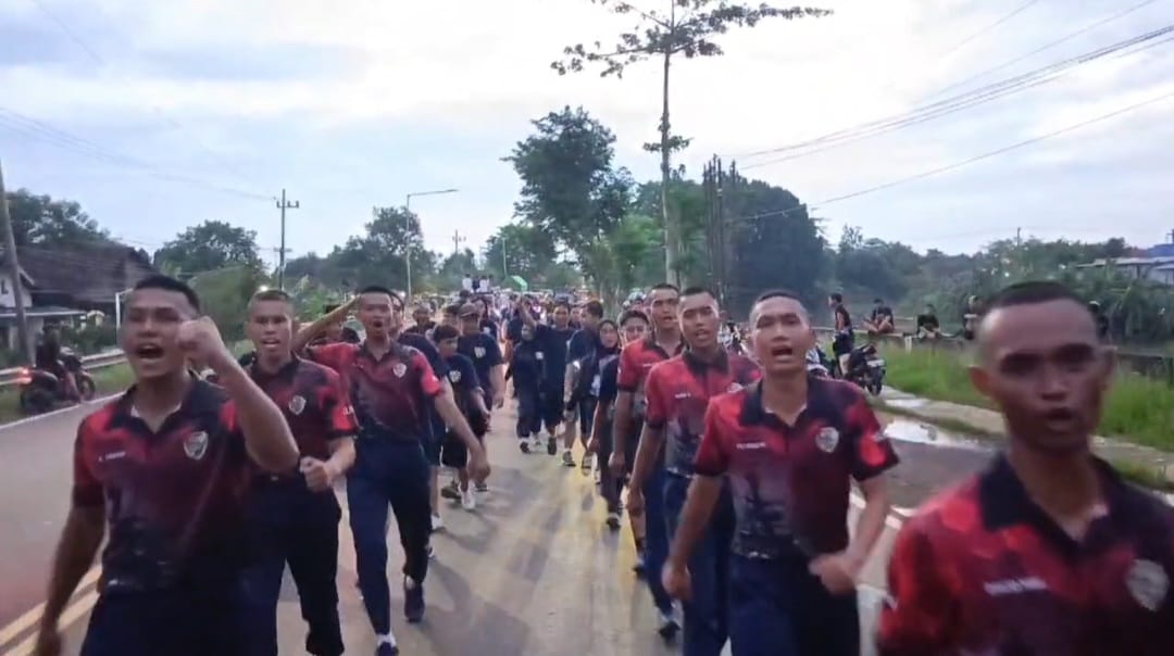 Foto : Tim Kodiklatal Lewati Rintangan Hujan Dalam Gerak Jalan Mojokerto – Surabaya