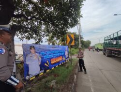 Pasang Spanduk Besar Jelang Nataru, Satlantas Polres Tanjung Perak Himbau Kurangi Kecepatan