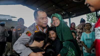 Foto : Kapolrestabes Surabaya Makan Bergizi Bersama Anak-Anak Jalanan dan Pemulung di Dukuh Kupang Barat