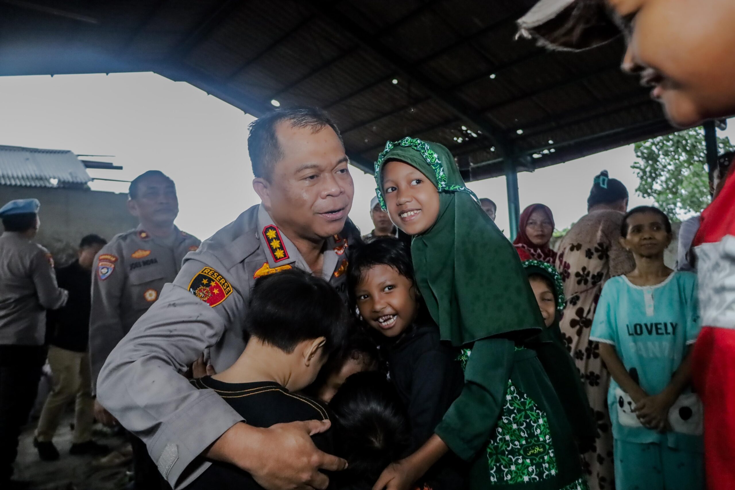 Foto : Kapolrestabes Surabaya Makan Bergizi Bersama Anak-Anak Jalanan dan Pemulung di Dukuh Kupang Barat