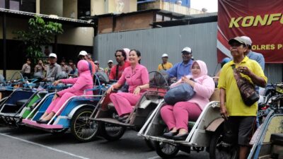 Bhayangkari Cabang Pelabuhan Tanjung Perak Gelar Bakti Sosial Sentuh Hati Buruh TKBM dan Paguyuban Bentor