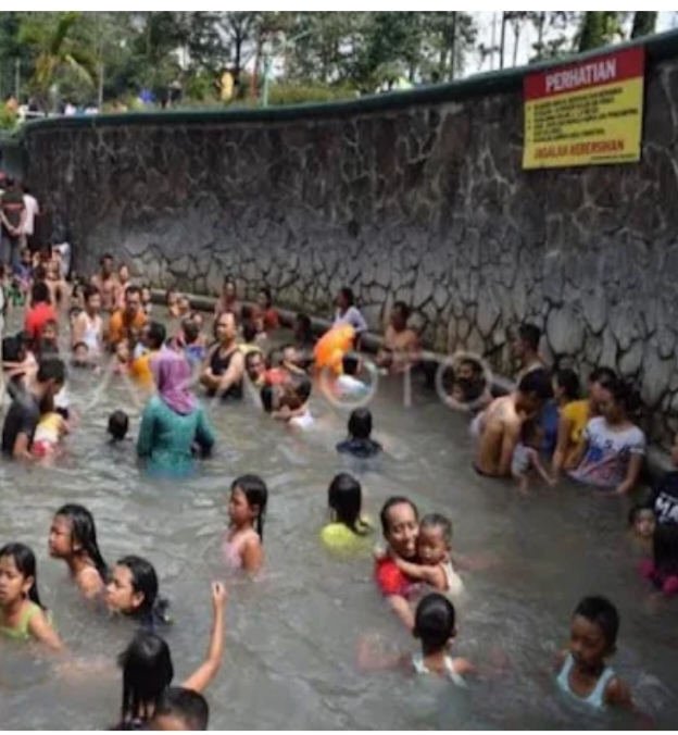Foto : Wisata Pemandian Air Panas Pacet Liburan Tahun Baru 2025 Dipadati Penghujung