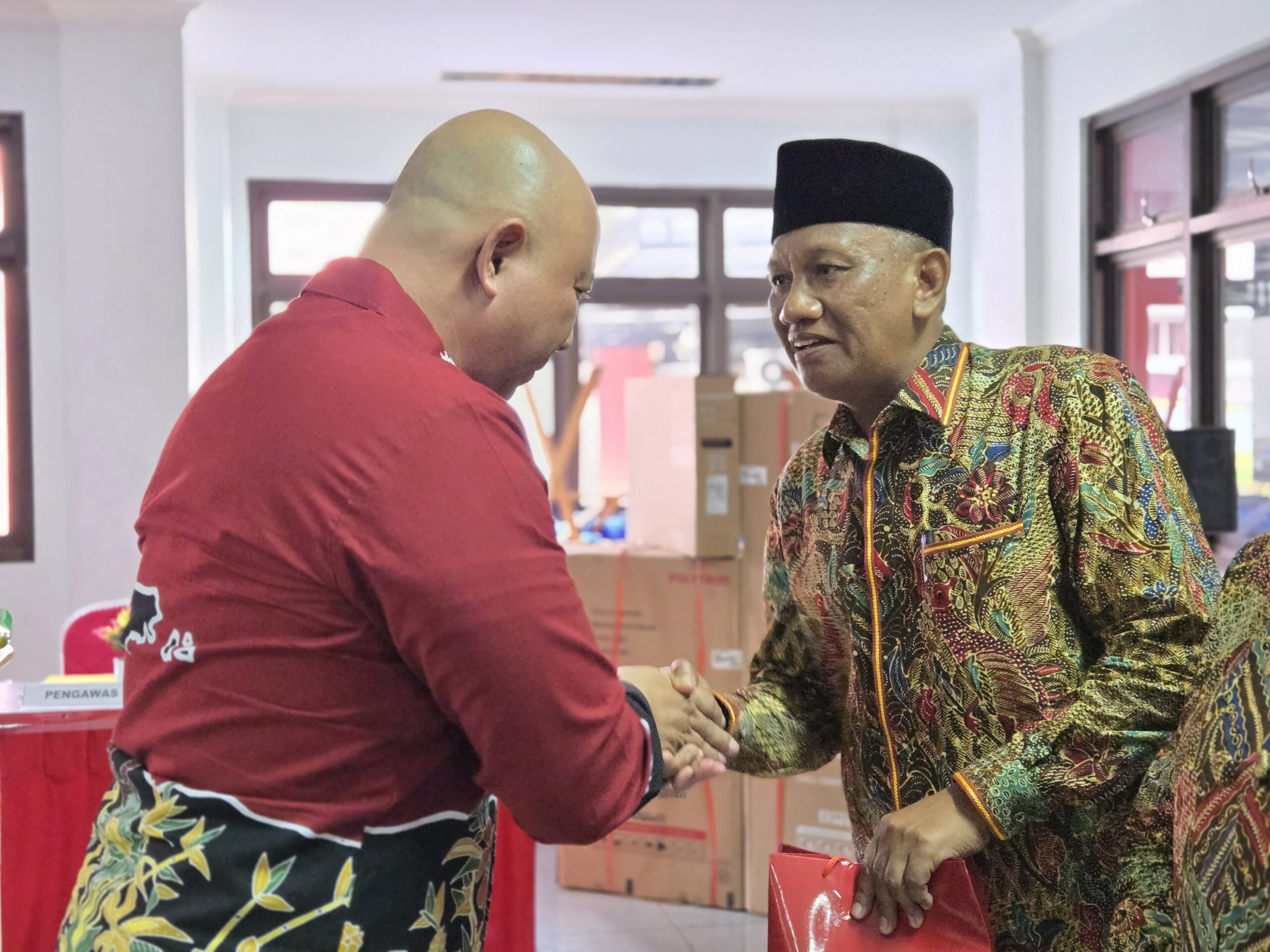 Foto : Lapas Narkotika Kelas IIA Pamekasan Kanwil Kemenkumham Jatim Lepas Dua Pegawai Terbaik Memasuki Purna Tugas