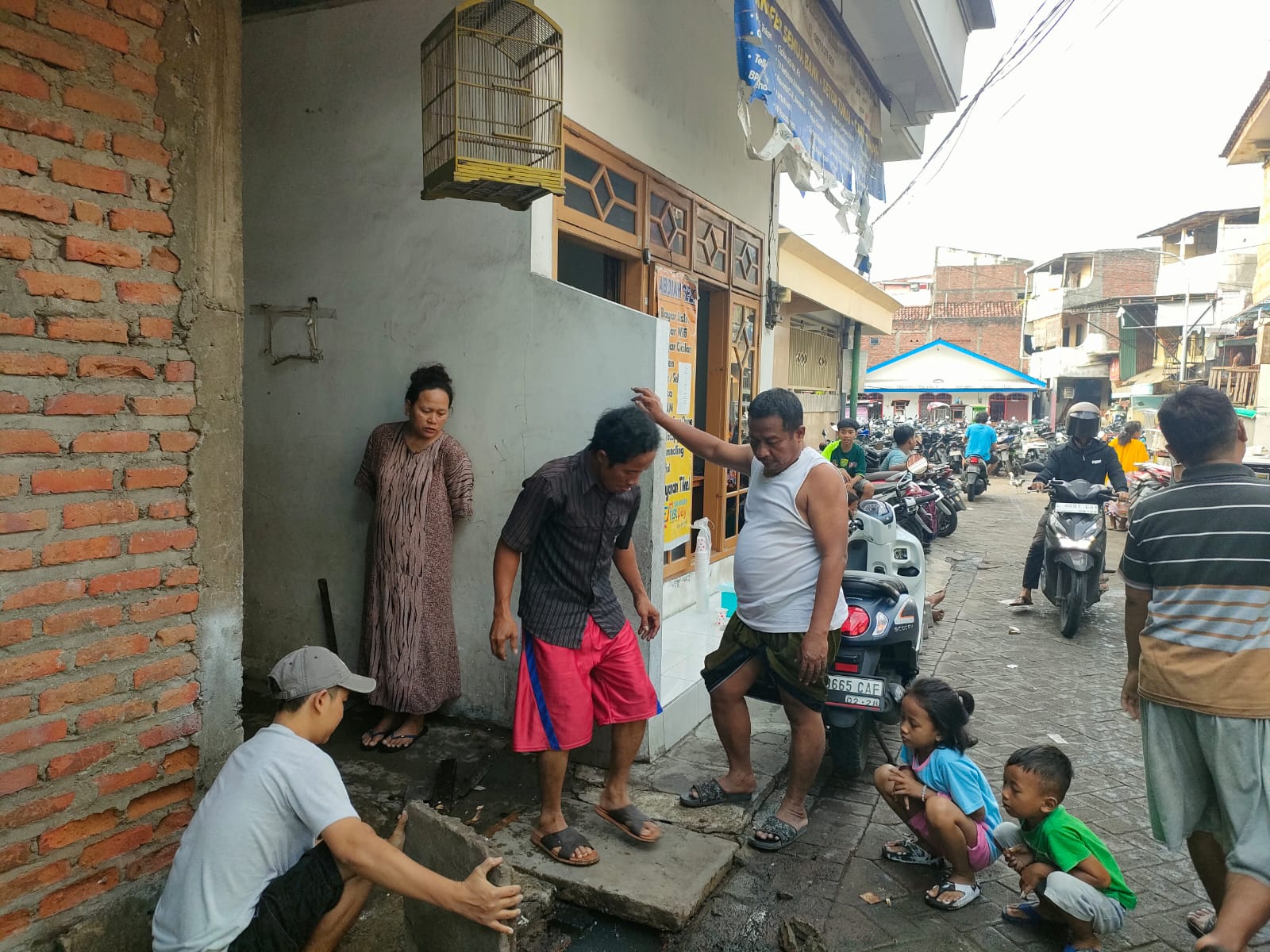 Foto : Musim Penghujan Warga Gundih Lapangan Gotong-royong bersihkan Saluran Air