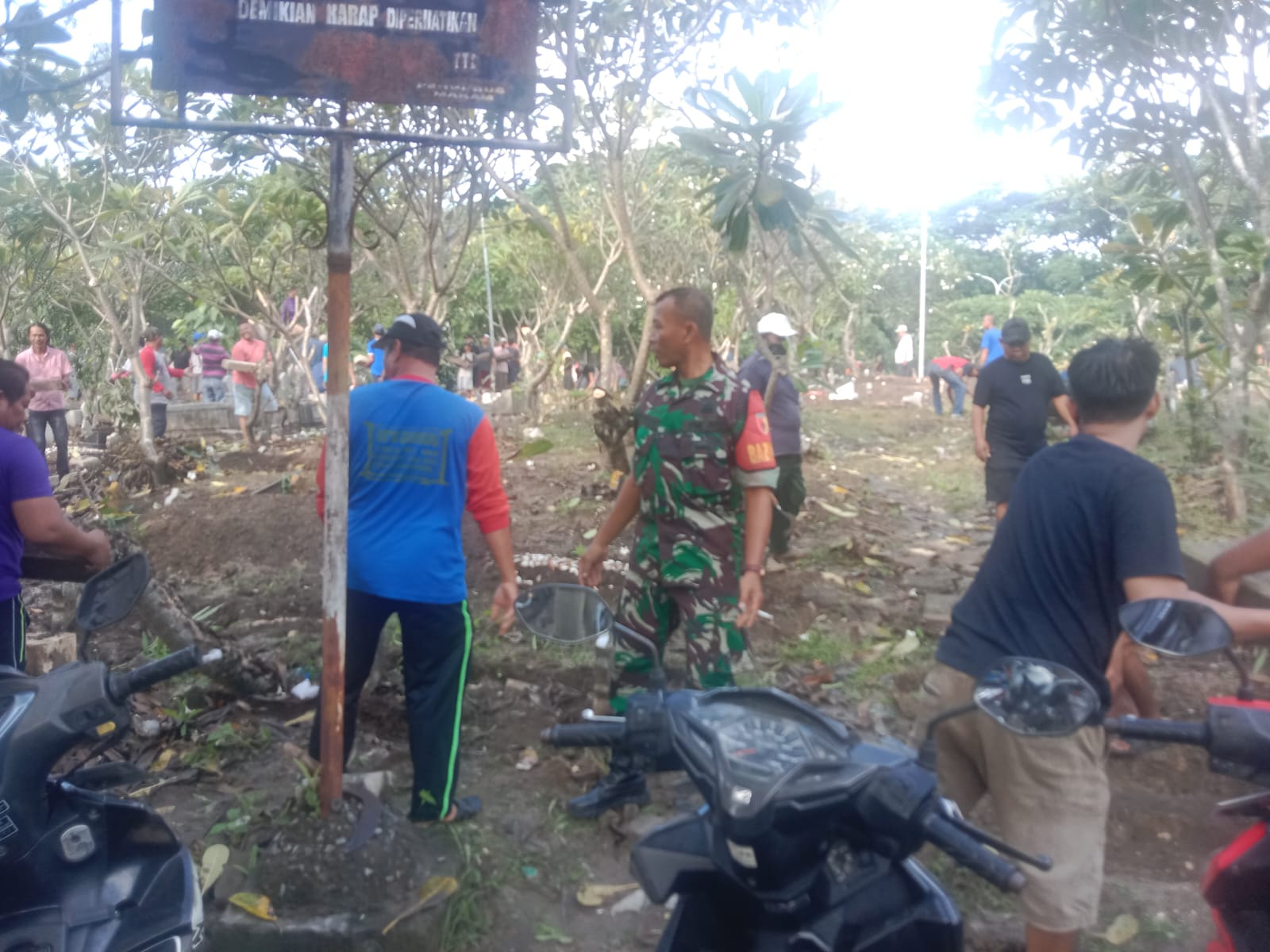 Foto : Babinsa dan Bhabinkamtibmas Babat Jerawat Gelar Kerja Bakti Bersama Warga di Makam Umum