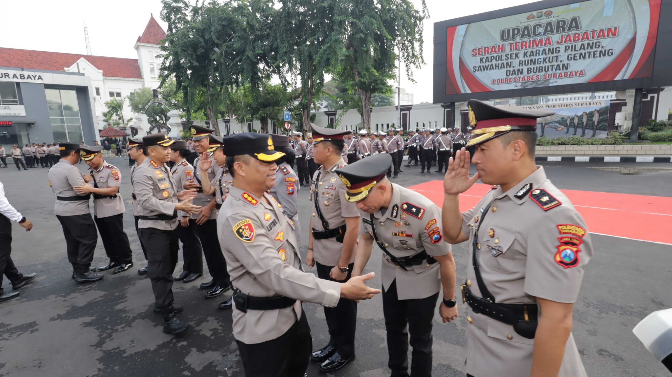 Foto ; Pergantian Jabatan Polrestabes Surabaya: Harapan Baru dan Apresiasi Kinerja Lama