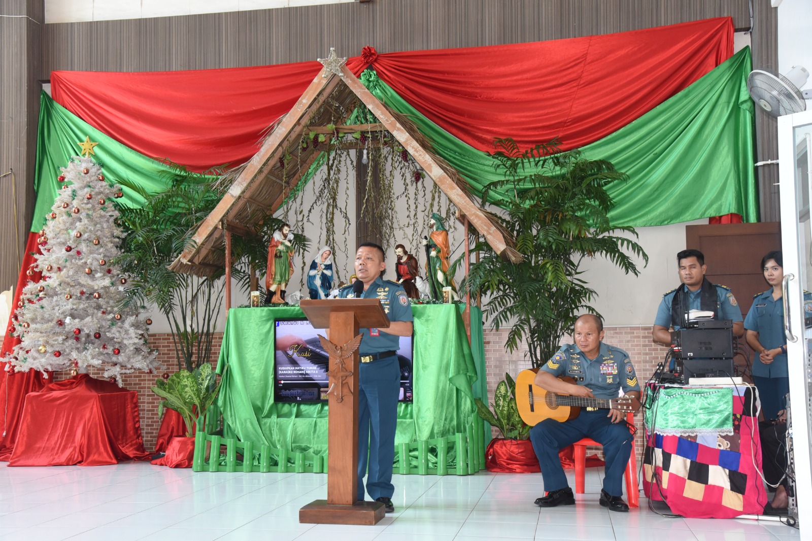 Foto : Wujudkan Cinta Kasih Natal, Panitia Natal TNI AL Wilayah Surabaya Kunjungi Panti Jompo dan Panti Asuhan