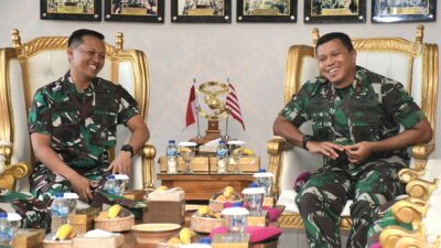 Foto : Perkuat Silaturahmi, Danpuslatdiksarmil Kodiklatal Kunjungi Satuan TNI AL di Sidoarjo
