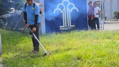 Wujudkan Kepedulian Lingkungan, Lapas Narkotika Kelas IIA Pamekasan Bersihkan Area Luar Kantor Bersama WBP