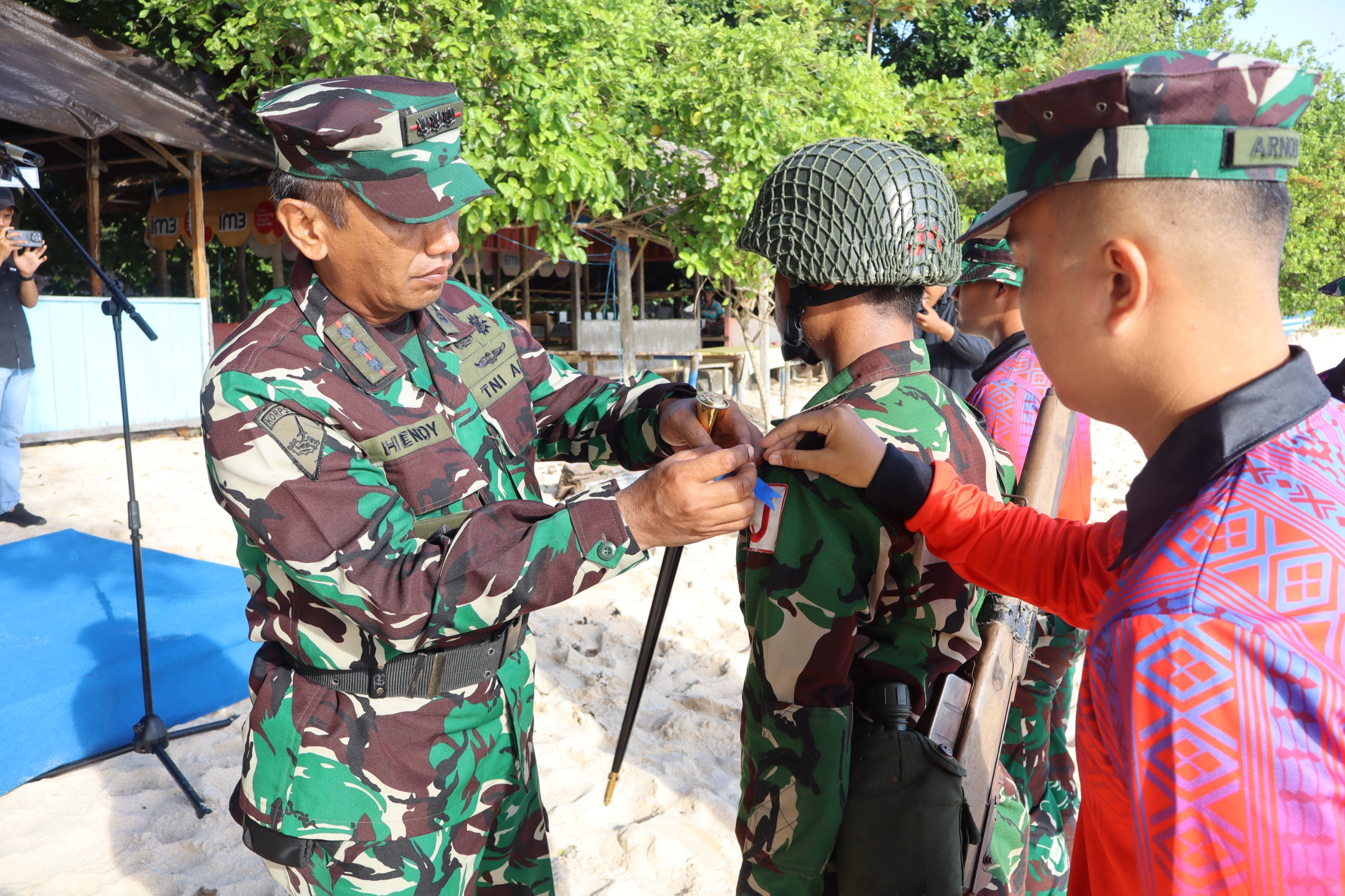 Foto : Dansatdik - 4 Kodiklatal Manado Tutup Lattek Berganda Siswa Dikmata TNI AL