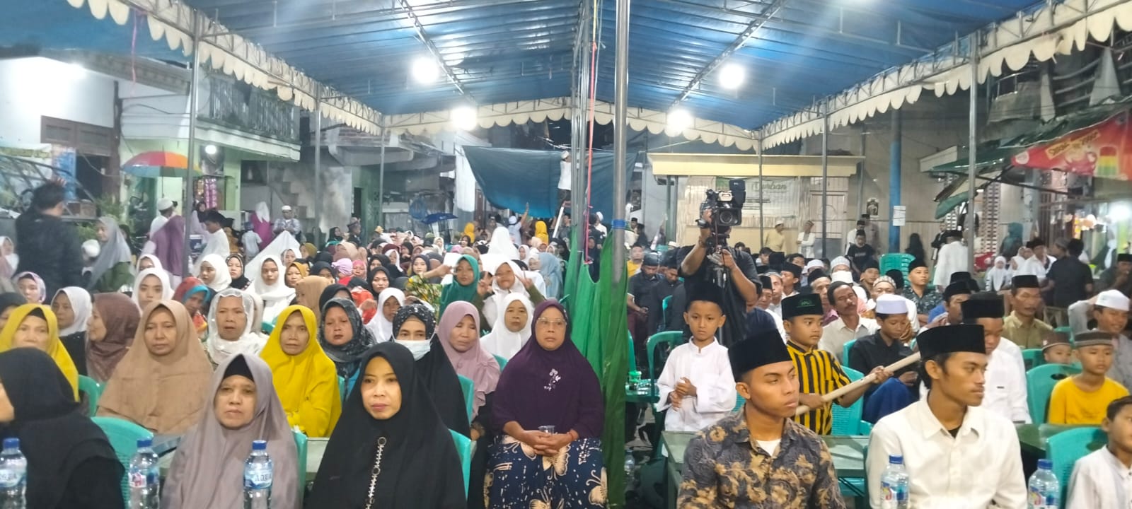 Foto : Ratusan Ummat Hadiri Peringatan Isra' Mi'raj di Lapangan Gundih Surabaya