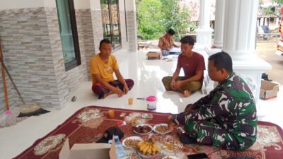 Foto : Babinsa Geger Komsos Ajak Generasi Muda Jadi Prajurit TNI AD