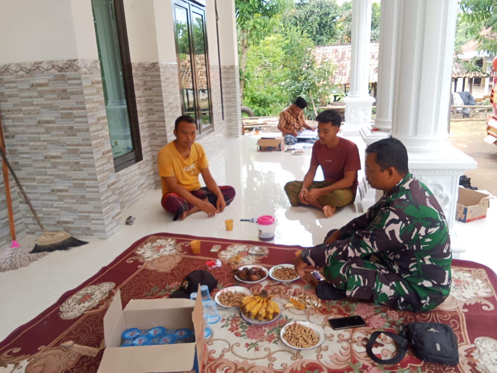 Foto : Babinsa Geger Komsos Ajak Generasi Muda Jadi Prajurit TNI AD