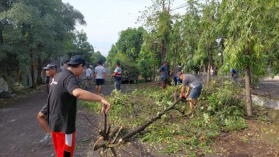 Foto : Warga Perum Pondok Maritim Indah Kecamatan Wiyung Gelar Kerja Bakti Massal untuk Kebersihan Lingkungan