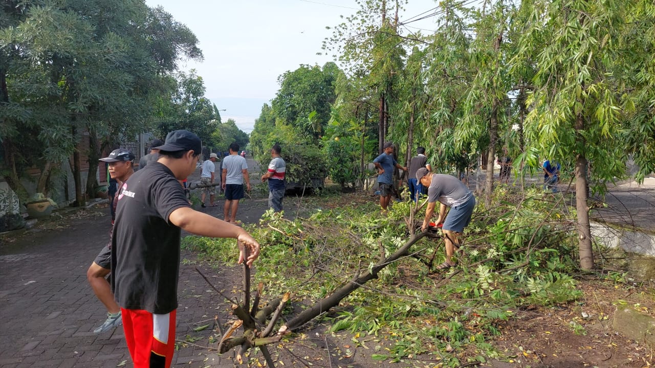 Foto : Warga Perum Pondok Maritim Indah Kecamatan Wiyung Gelar Kerja Bakti Massal untuk Kebersihan Lingkungan