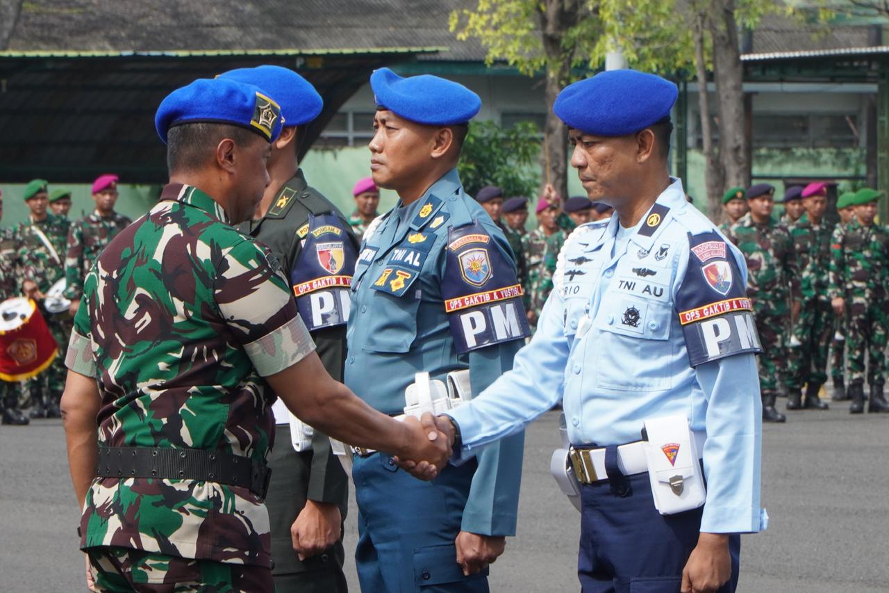 Foto ; Danpusdik Pomal Kodiklatal Hadiri Upacara Gelar Operasi Gaktib dan Operasi Yustisi Polisi