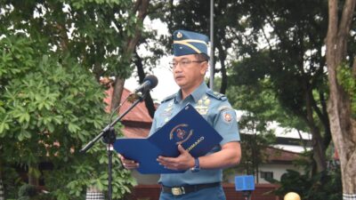 Foto : Tunjukkan Semangat Cinta Tanah Air, Dirum Kodiklatal Pimpin Upacara Bendera