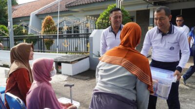Peduli Sosial, Dankodiklatal Berbagi Sembako di Kenjeran Surabaya