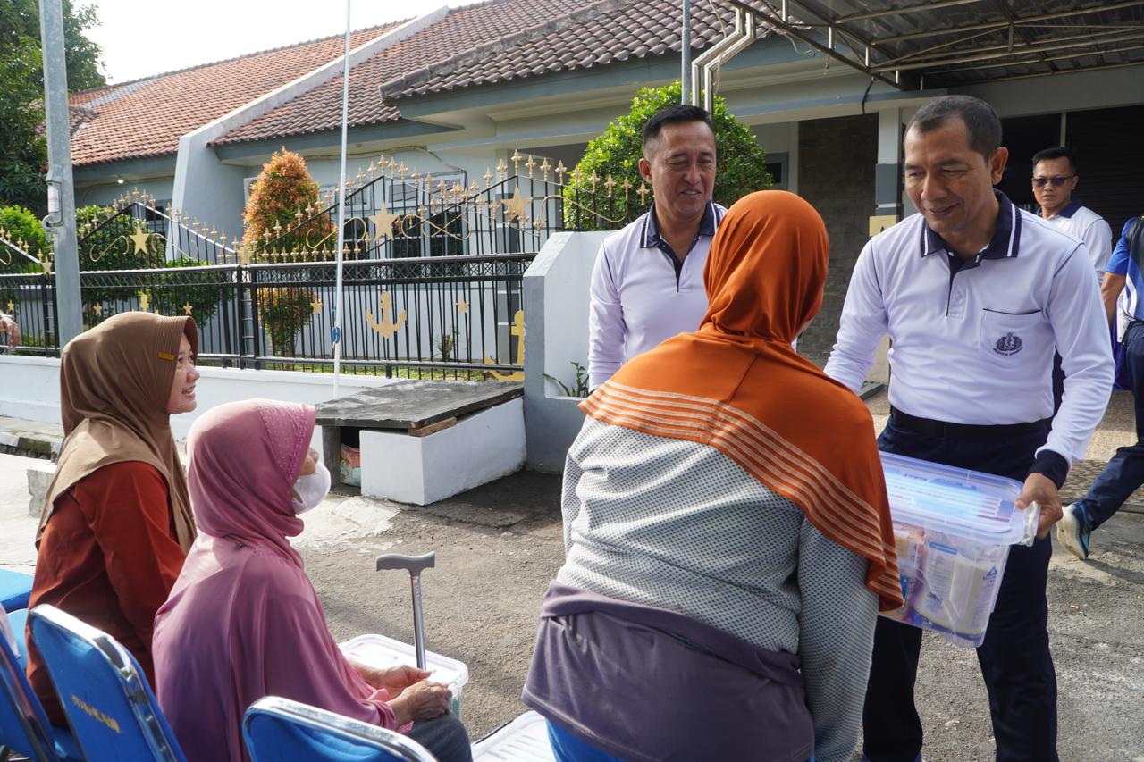 Foto ; Peduli Sosial, Dankodiklatal Berbagi Sembako di Kenjeran Surabaya