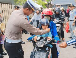 Polres Kediri Kota Beri Hadiah Helm SNI untuk Pengendara Roda Dua di Ops Keselamatan Semeru 2025
