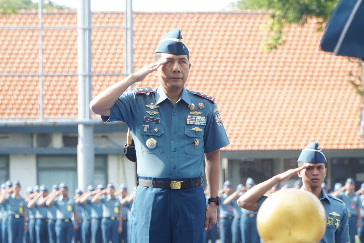 Foto ; Wadan Kodiklatal Sampaikan Perhatian Kasal di Upacara Bendera 17-an