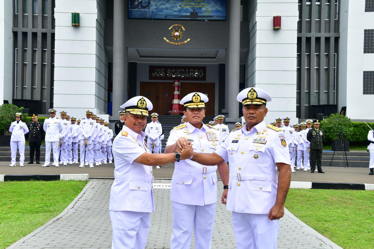Foto : Wujud Regenerasi Kepemimpinan, Dankodiklatal Hadiri Sertijab Pejabat Tinggi TNI AL