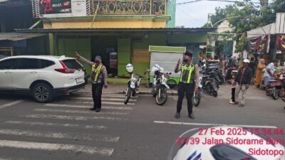 Anggota Satlantas Polres Pelabuhan Tanjung Perak Giat Pengamanan PAM di lokasi Pemakaman