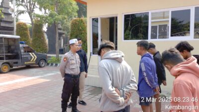 Gangguan Kamtibmas, Anggota Sat Samapta Polres Gresik Beri Hukuman 6 Remaja Bersih-Bersih Masjid