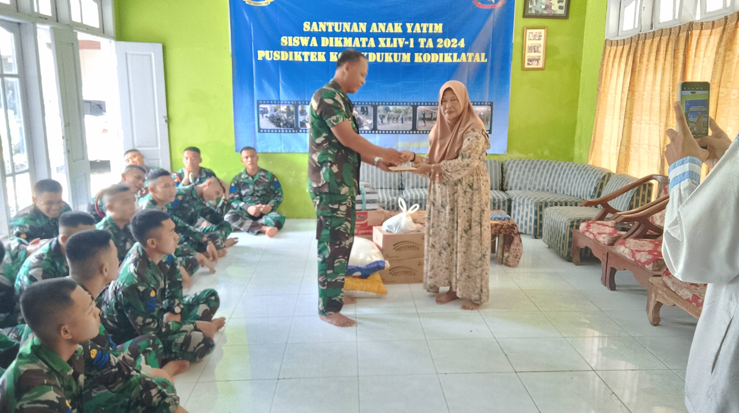 Foto: Berbagi Kebahagiaan Di Bulan Suci, Siswa Dikmata TNI AL 44/1 Berikan Santunan Anak Yatim