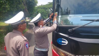 Satlantas Polres Pelabuhan Tanjung Perak Tempelkan Stiker “Mudik Aman Keluarga Nyaman”